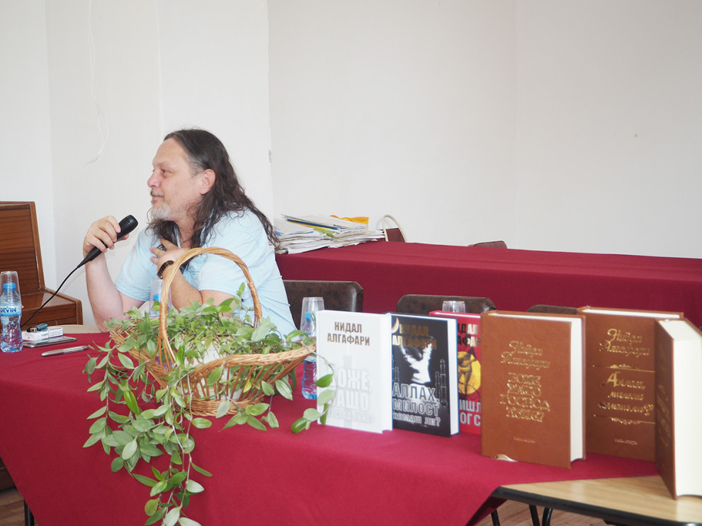 Нидал Алгафари представи трилогията си в Исперих