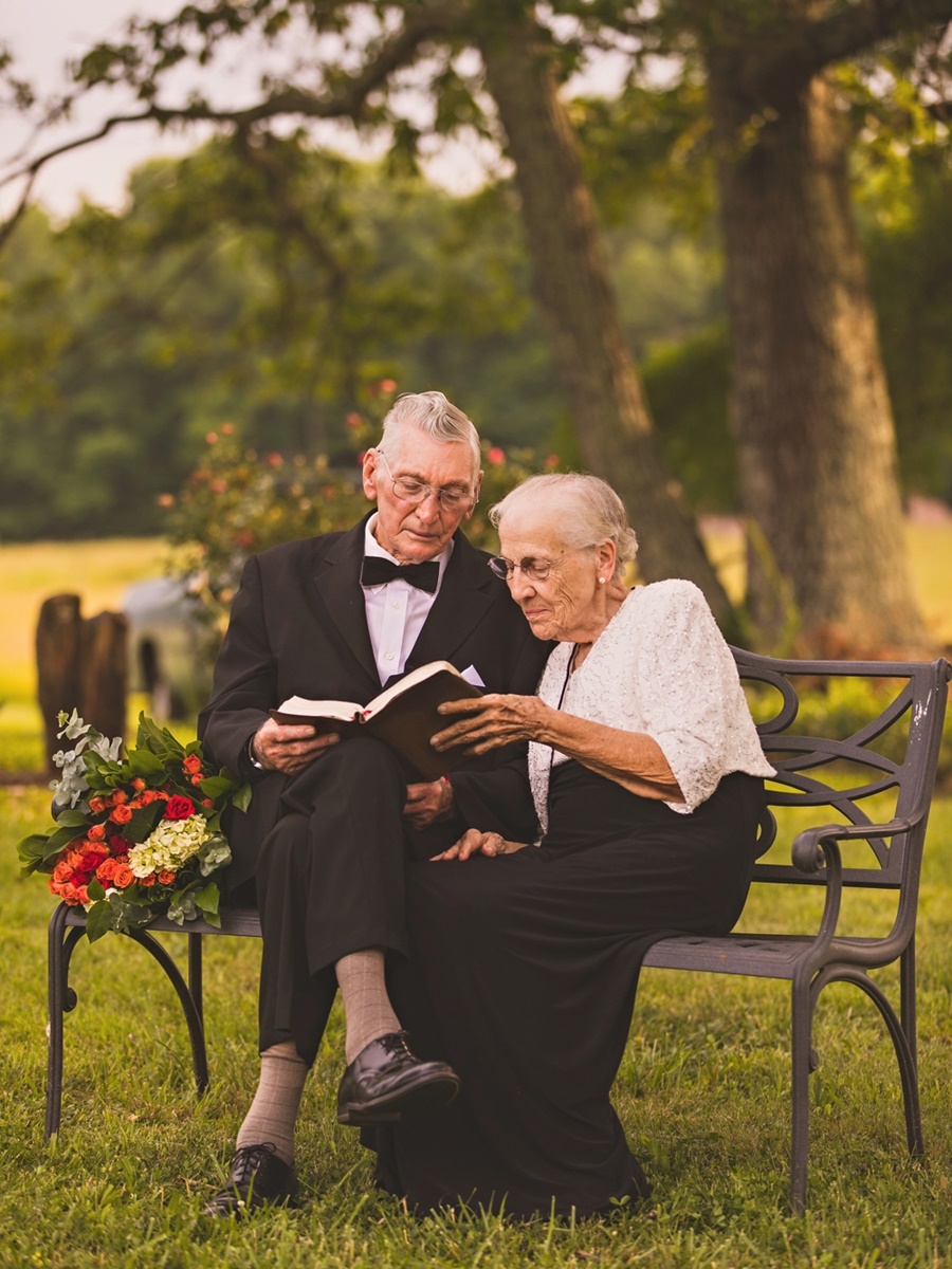Двамата обичат да правят едно от любимите си неща заедно - да четат Библията.