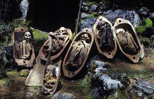 <strong>Пещерите Кабаян (Филипините) </strong><br>
Пещерите са създадени от хора и са пълни с ужасяващи мумии. Тези мумии са едни от най-добре запазените в света