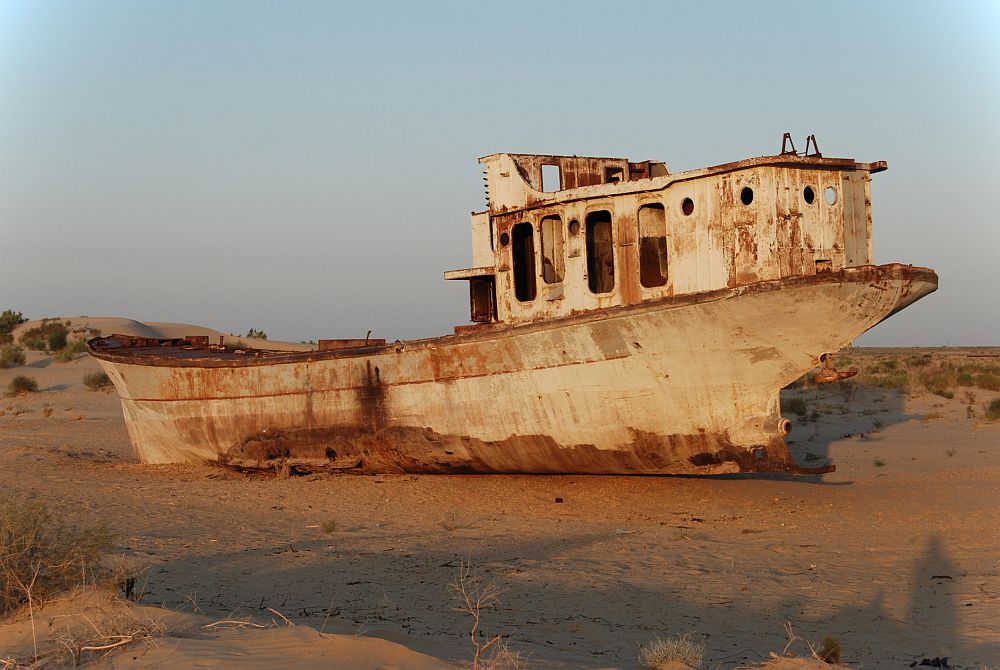 <strong>Муйнак (Узбекистан) </strong><br>
Муйнак е бил някога кипящ от живот крайбрежен град в Арапско море. Съветският съюз обаче пресушава морето, отклонявайки водата за напояване, с което унищожава града и го превръща в пустинни руини