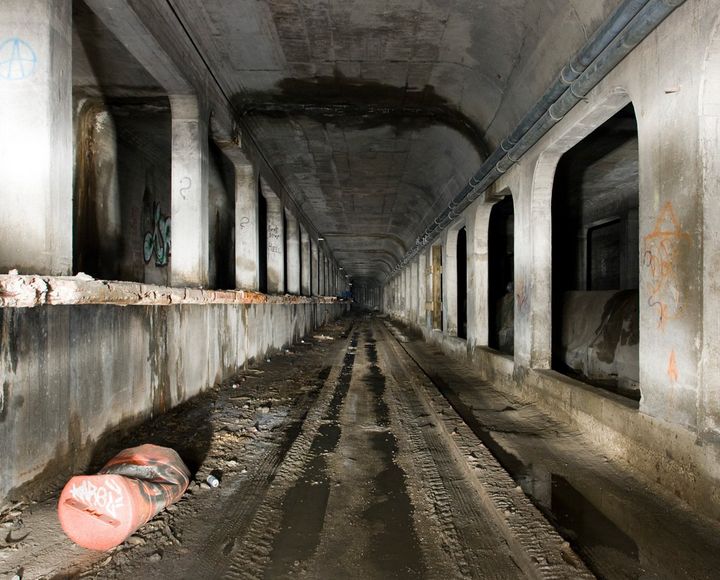 <strong>Изоставеното метро на Синсинати (Охайо)</strong><br>
<br>
Преди стотина години е имало проект под Синсинати да върви метро. Когато средствата не достигнали, проектът бил изоставен, а вече изградените тунели останали и днес са посещавани от много градски изследователи