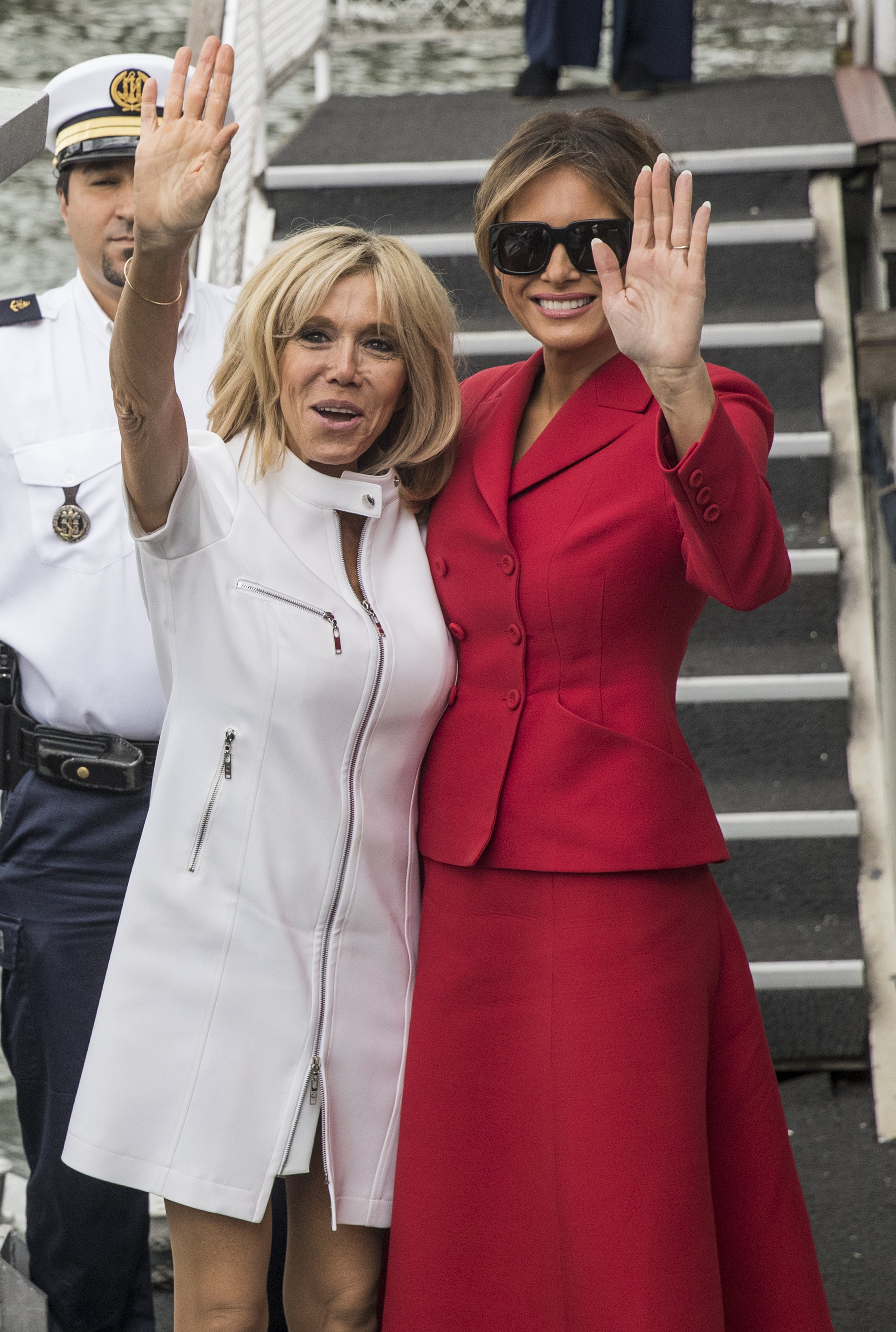 Мелания Тръмп и Бриджит Макрон посетиха заедно прочутата парижка катедрала „Нотр Дам” и се разходиха с корабче по река Сена, докато съпрузите им - президентите Доналд Тръмп и Еманюел Макрон имаха официална среща в Елисейския дворец
