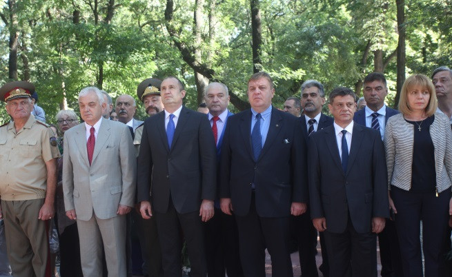Официалните лица на откриването на паметника на Васил Левски