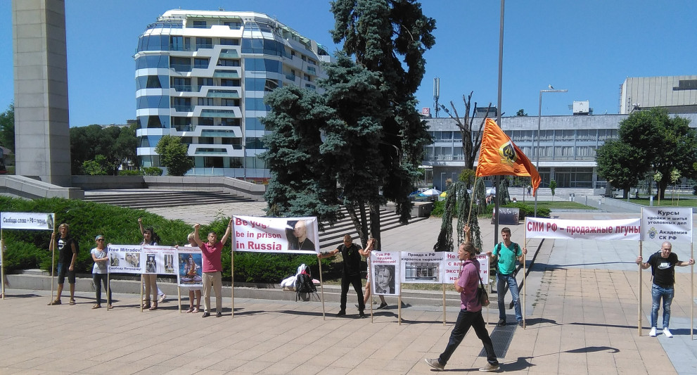 Викове: Свобода за Свами кънтяха и в центъра на Бургас, и в съдебните зали. Близо два часа протестиращите скандираха пред сградата на съдебната палата. 