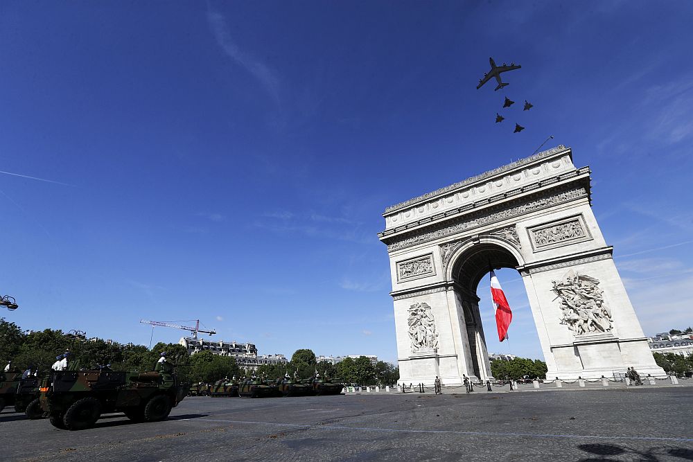 Парадът по повод френския национален празник започна с въздушно шоу на пилоти от американските военновъздушни сили, включително с два изтребителя Ф-22 със стелт технология. Заедно с тях прелетяха и самолети на френските военновъздушни сили. Мелания Тръмп бе облечена с лятна бяла рокля на цветя, а Брижит Макрон - със син костюм.</p>