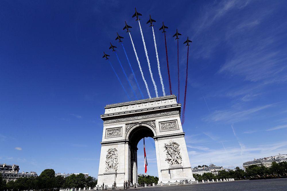 Парадът по повод френския национален празник започна с въздушно шоу на пилоти от американските военновъздушни сили, включително с два изтребителя Ф-22 със стелт технология. Заедно с тях прелетяха и самолети на френските военновъздушни сили. Мелания Тръмп бе облечена с лятна бяла рокля на цветя, а Брижит Макрон - със син костюм.
