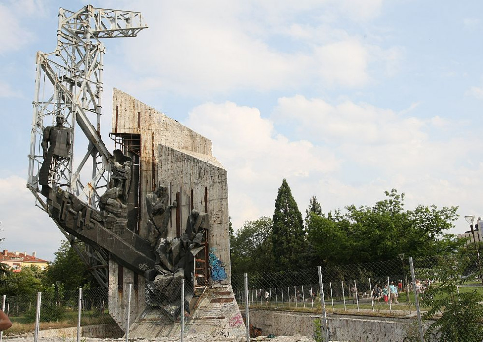 Паметникът 1300 години България преди демонтажа