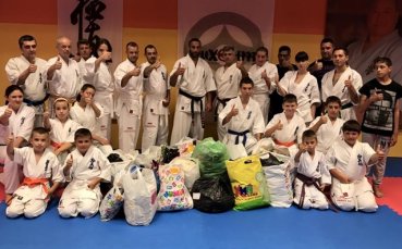 Каратисти дариха дрехи на дом за деца с ментални увреждания