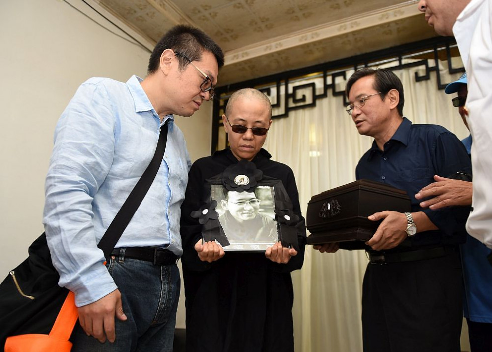 Кремираха тялото на дисидента и носител на Нобелова награда за мир Лю Сяобо, разпръснаха праха му в морето