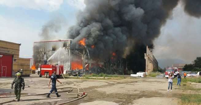 Пожар избухна днес в складове за дрехи в софийското село
