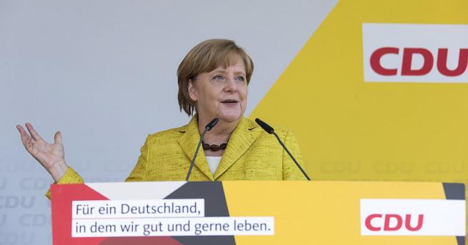 Неизвестни лица замериха с домати германския канцлер Ангела Меркел Това