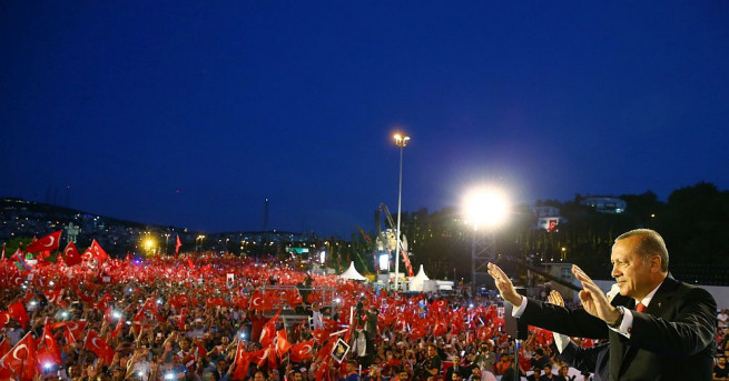 Стотици хиляди турски граждани отбелязват днес и тази нощ първата