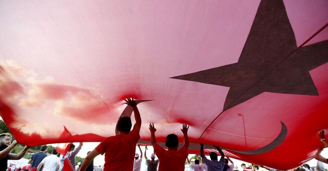 Парламентът на Турция продължи с още три месеца извънредното положение