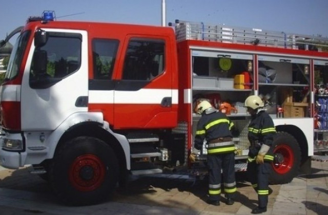 Пожарът лумнал в складова база в комплекс "Меден рудник".