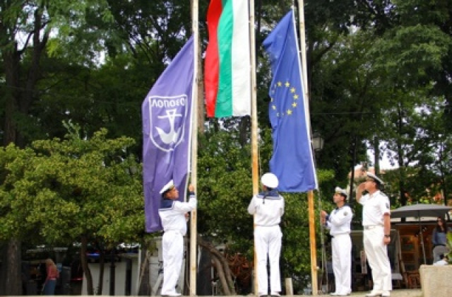 Матроси от почетната рота към Военноморска база Бургас- пункт за базиране Атия издигнаха флаговете на България и община Созопол под звуците на българския химн.