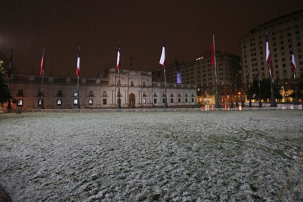 Най-големият снеговалеж в Сантяго от десетилетия покри с бяла пелена столицата на Чили