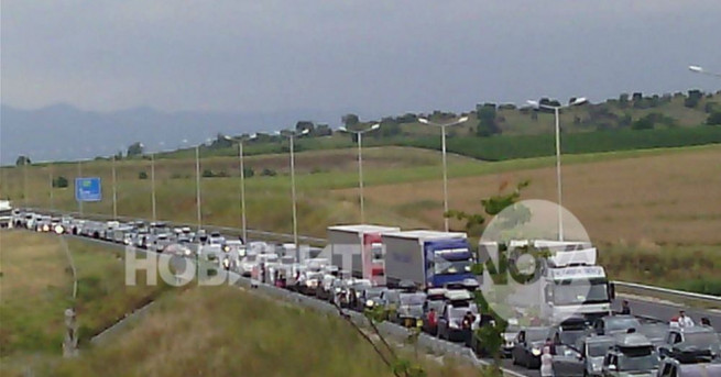 Затруднено е движението през ГКПП Капитан Андреево поради проблеми в