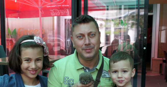 Брат и сестра спасиха малка кукумявка в Лом Осемгодишната Габриела
