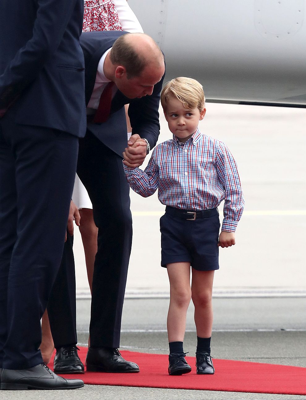 Херцогът и херцогинята на Кеймбридж пристигнаха във Варшава заедно със своите деца - 3-годишният принц Джордж и 2-годишната принцеса Шарлот.