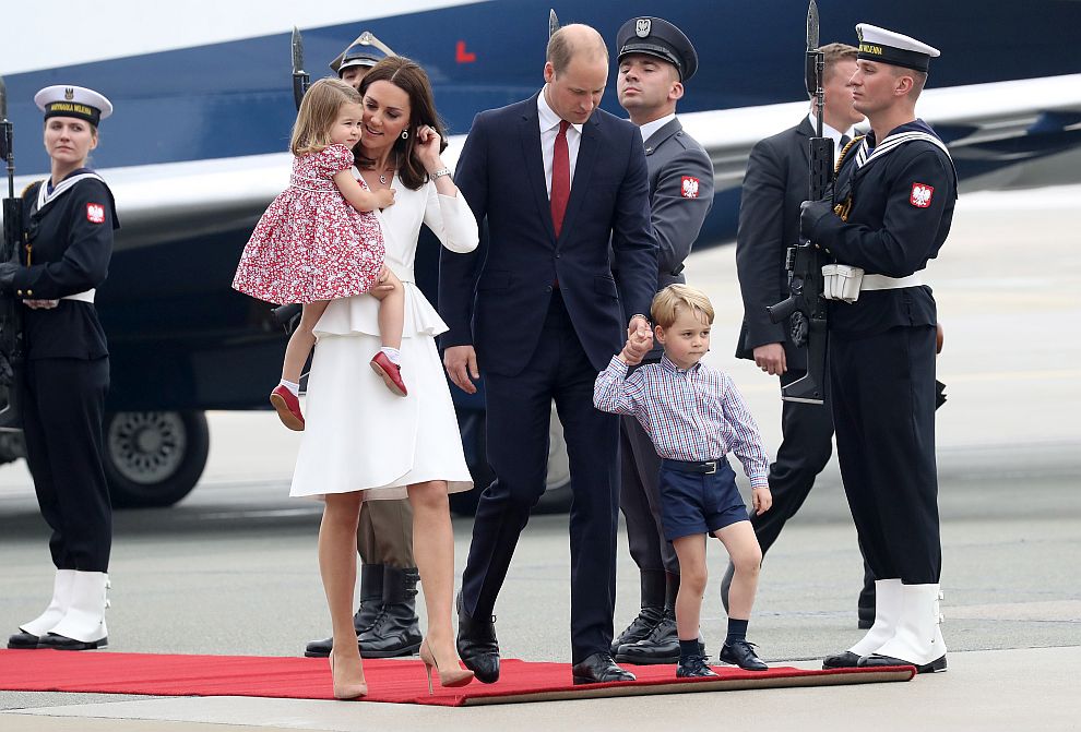 Херцогът и херцогинята на Кеймбридж пристигнаха в полската столица Варшава заедно със своите деца - принц Джордж, който в събота става на 4 годинки, и 2-годишната принцеса Шарлот.