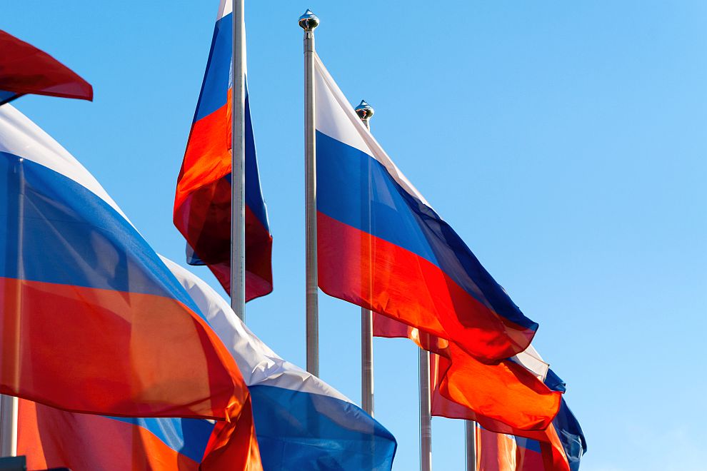 От Столична община премахват поставени руски знамена по стълбове на