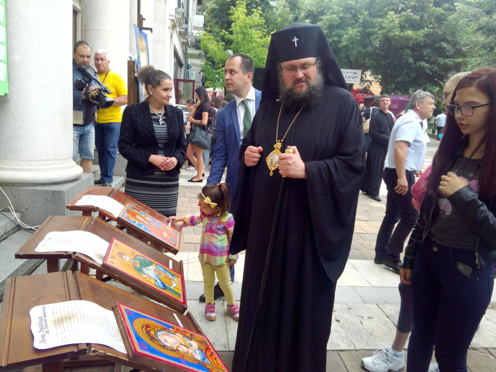 Врачанският митрополит Григорий и кметът Калин Каменов при откриването на изложбата.