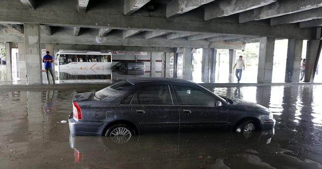 Наводнение заля турската столица Анкара Проливен дъжд остави под вода