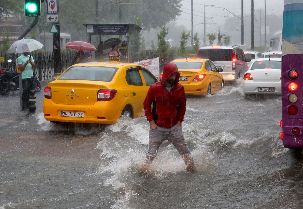 Проливни дъждове причиниха наводнения в Истанбул. Под вода са  няколко метростанции, подземни паркинги и тунели. Улици се превърнаха в реки.