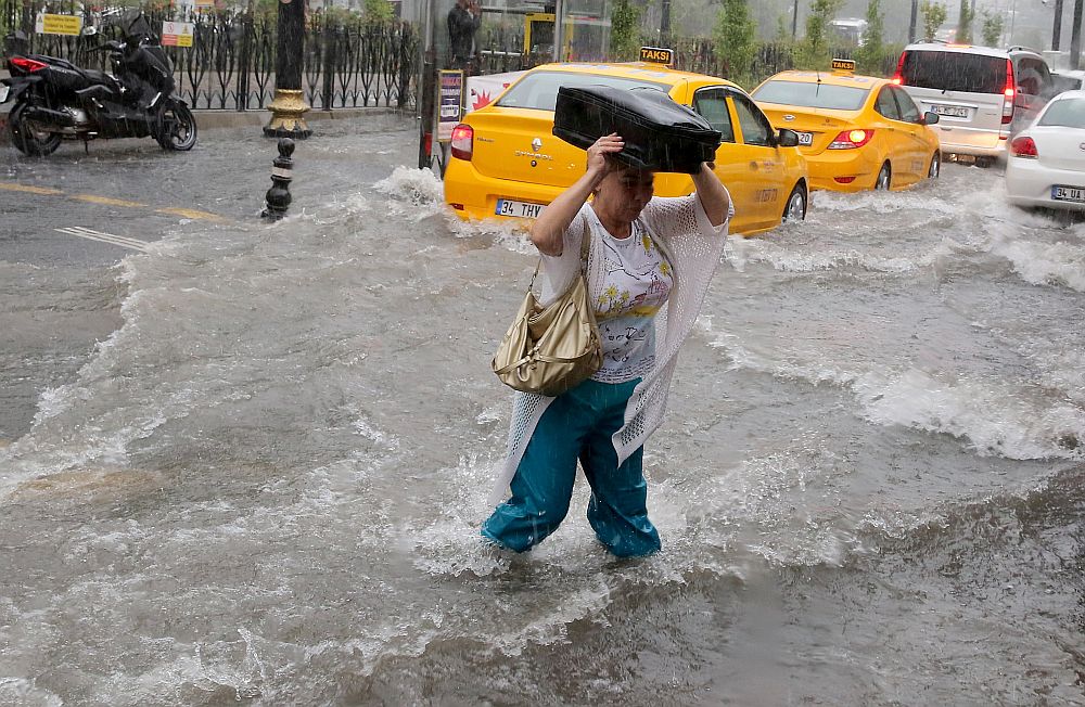 Проливни дъждове причиниха наводнения в Истанбул. Под вода са  няколко метростанции, подземни паркинги и тунели. Улици се превърнаха в реки.