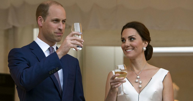 Британският принц Уилям съпругата му Кейт и децата им Джордж