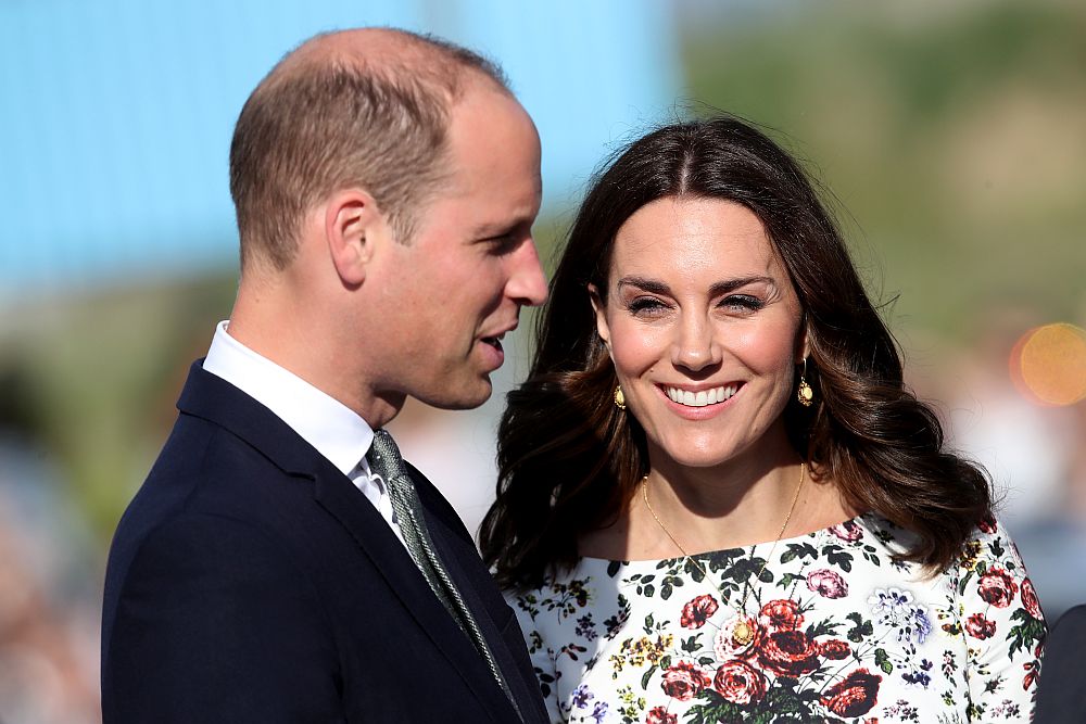 Херцозите на Кембридж Уилям и Катрин очакват трето дете, съобщи в Twitter канцеларията на двореца Кенсигтън, цитирана от световните агенции. 