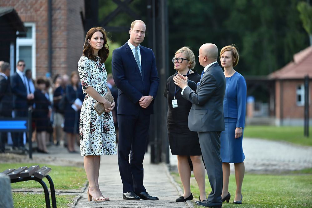 Във втория ден от визитата си в Полша британският принц Уилям и съпругата му Кейт посетиха бившия нацистки концентрационен лагер Щутхоф.