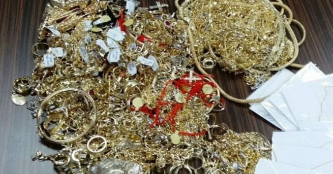 Златни накити на стойност 31 146  лева задържаха при два