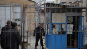 затвор надзиратели