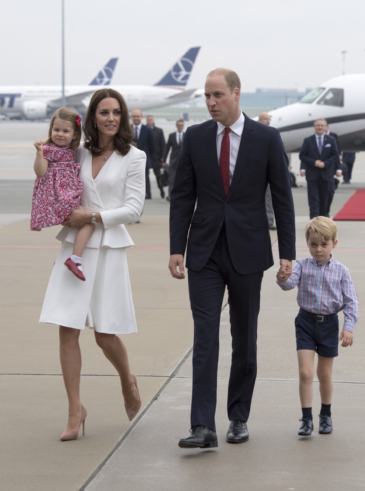 Уилям и Кейт пристигнаха във Варшава в понеделник, заедно с децата им - принц Джордж и принцеса Шарлот