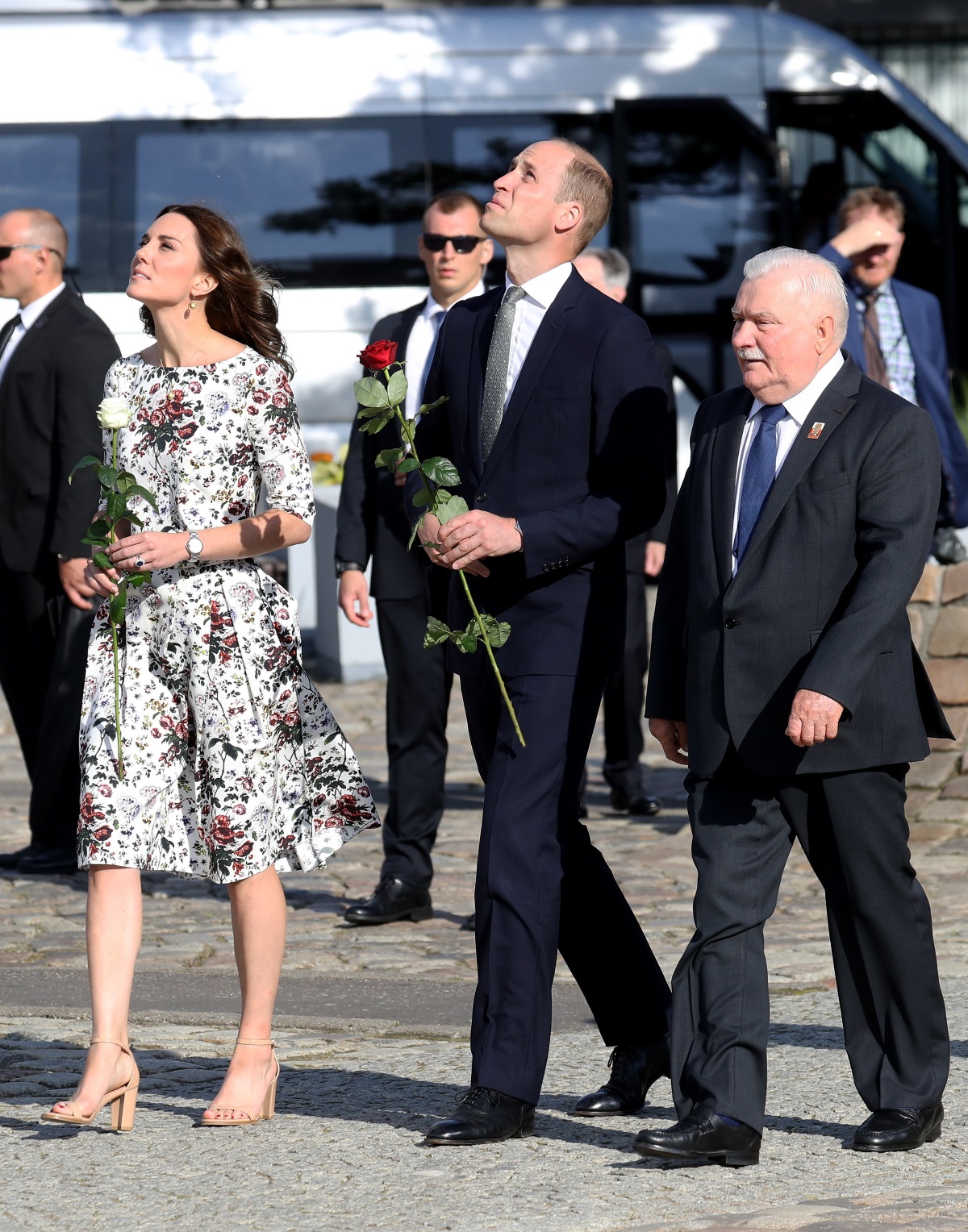 Уилям и Кейт с бившия полски президент Лех Валенса на посещение в Европейския център за солидарност в Гданск.