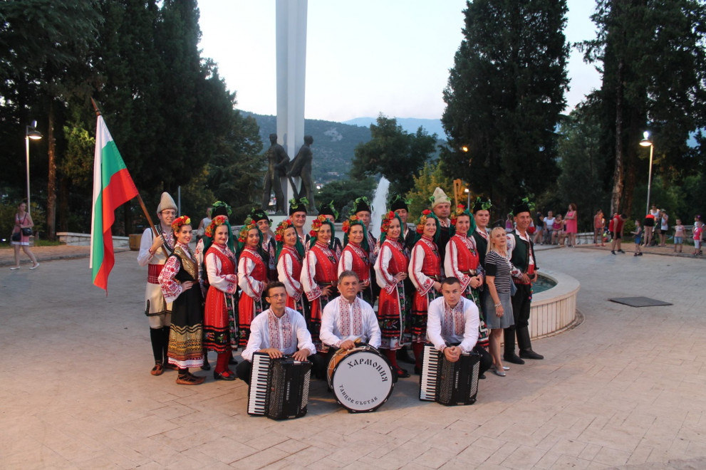 Танцьори от университета в Черна гора