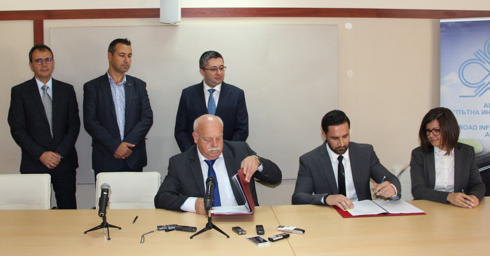 Договорът за проектиране и строителство на отсечката беше подписан от председателя на Управителния съвет на Агенция „Пътна инфраструктура“ инж. Дончо Атанасов и инж. Живко Недев – представител на Консорциум „ХВП Ябланица“ ДЗЗД. Подписи под този за строителен надзор положиха представителите на ДЗЗД „Консултанти Хемус 1 – 2016“ Савина Белчева и Алберт Марко Гомез.