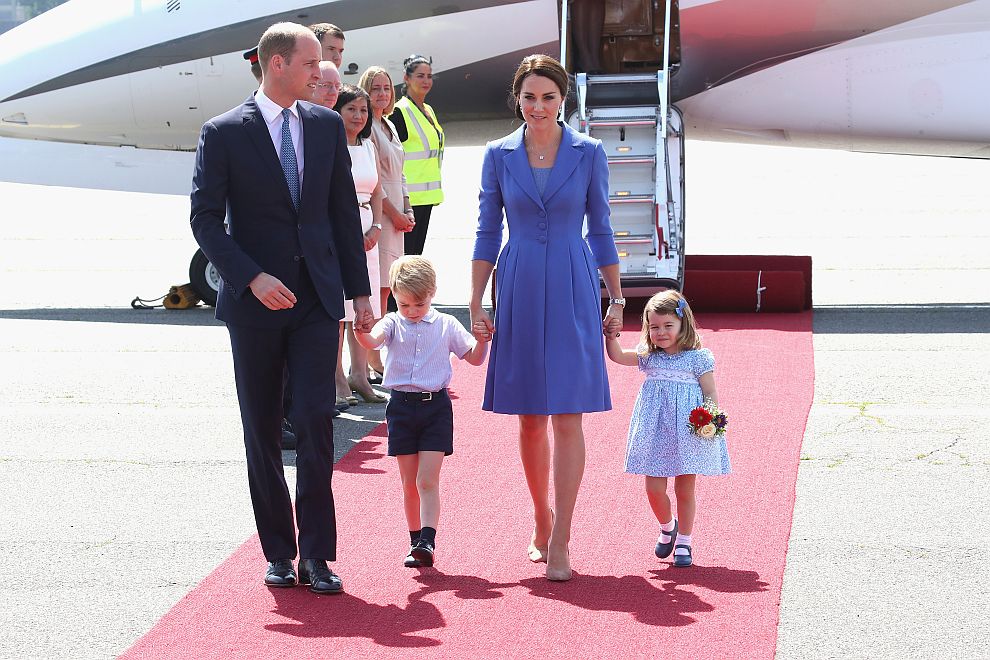 Принц Уилям, херцогиня Катрин, принц Джордж и принцеса Шарлот при пристигането си в Берлин