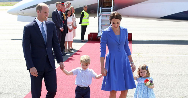 Херцогът и херцогинята на Кеймбридж придружени от децата си пристигнаха