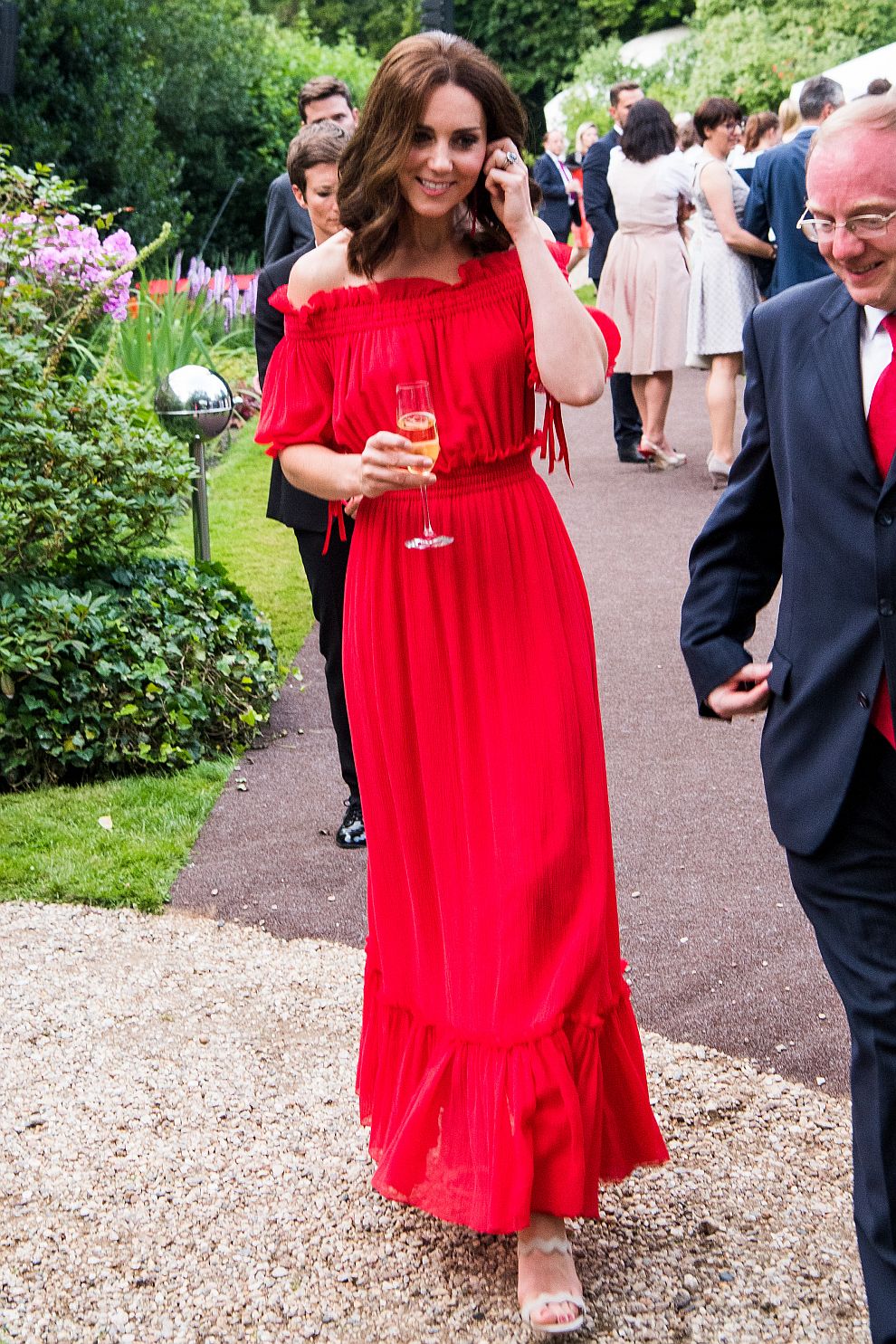Херцогиня Катрин в огненочервена рокля на Alexander McQueen, сандали Prada, ненатрапващи се бижута и лек грим