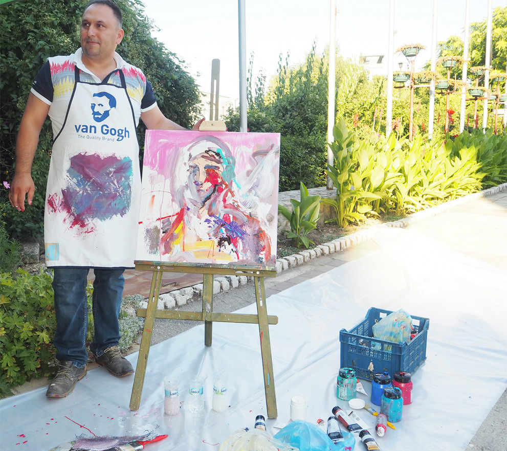 Пърформанс пред Музикалния дом, Орхан Исмаил нарисува „Музика“ пред гостите на седмата си изложба