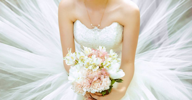 Булчинска рокля от тоалетна хартия с 1500 изрязани на ръка