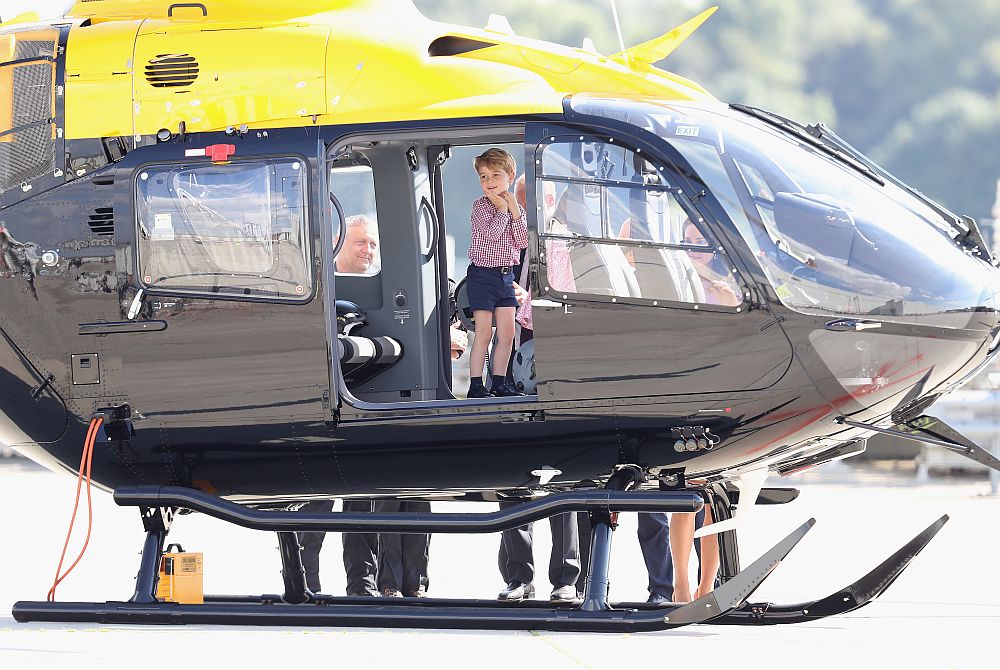 Херцозите на Кеймбридж Уилям и Катрин, както и децата им - принц Джордж и принцеса Шарлот, разгледаха хеликоптери H145 и H135, преди да отлетят към Великобритания от летището в град Хамбург. Семейството бе на тридневно посещение в Германия. Хеликоптерите изглежда очароват принц Джордж, докато сестра му Шарлот като че ли не споделя неговия ентусиазъм по отношение на машините.