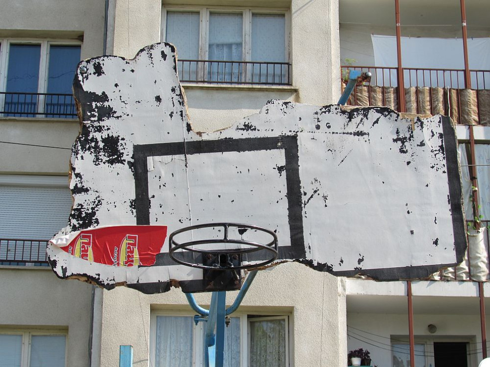  Опасно детско игрище тревожи родителите в квартал Дружба 3 в Русе. Съоръженията са в окаяно положение 