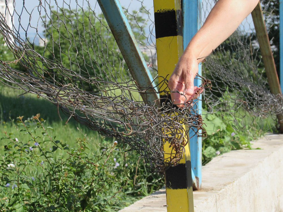  Опасно детско игрище тревожи родителите в квартал Дружба 3 в Русе. Съоръженията са в окаяно положение 