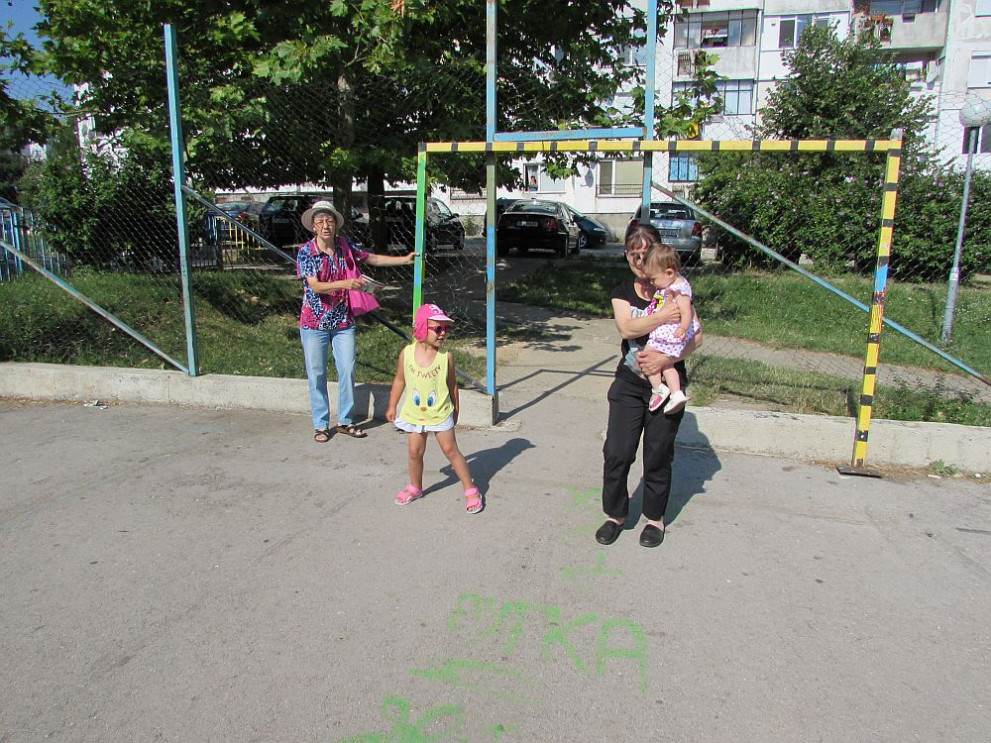  Опасно детско игрище тревожи родителите в квартал Дружба 3 в Русе. Съоръженията са в окаяно положение 