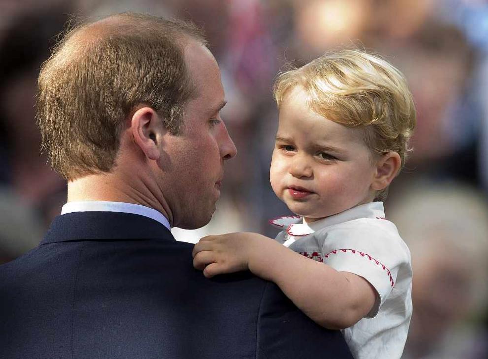 Принц Джордж навършва днес четири години. Първородният син на херцозите на Кеймбридж Уилям и Катрин се роди на 22 юли 2013 година в Лондон. Джордж Аликзандър Луи или принц Джордж от Кеймбридж е третият подред в линията за наследяване на британския престол. По популярност принцът не само е равен, но дори изпреварва някои членове на британското кралско семейство въпреки крехката си възраст.