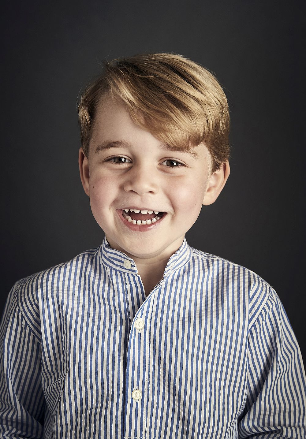 Принц Джордж навършва днес четири години. От двореца Кенсингтън пуснаха официален портрет за рождения му ден