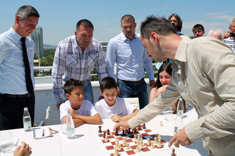 Веселин Топалов, Кубрат и Тервел Пулеви играха шах с млади шампиони в Албена